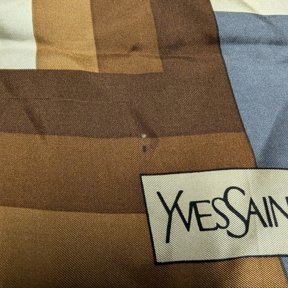 Yves Saint Laurent Scarf - Picture 3 of 7
